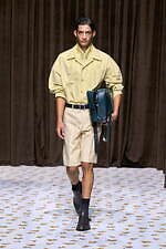 ジル サンダー 2025年春夏コレクション - 都市風景の中の親和性｜写真41