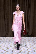 ジル サンダー 2025年春夏コレクション - 都市風景の中の親和性｜写真47