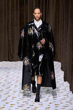 ジル サンダー 2025年春夏コレクション - 都市風景の中の親和性｜写真70