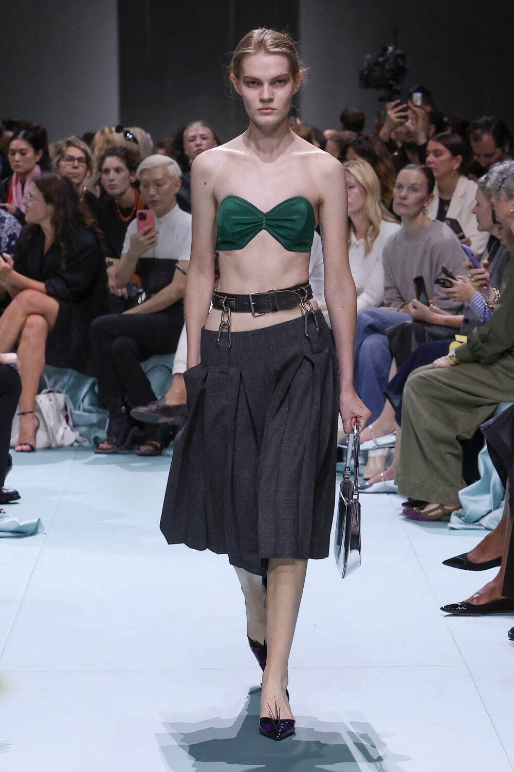 【PRADA】プラダ 2025ss パンツ グレー プラダ(PRADA) 2025年春夏ウィメンズコレクション
