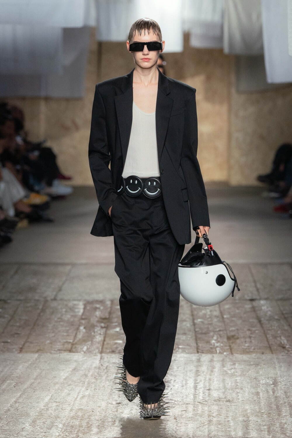 モスキーノ 2025年春夏コレクション - 服やアイデアで遊ぶ｜写真29
