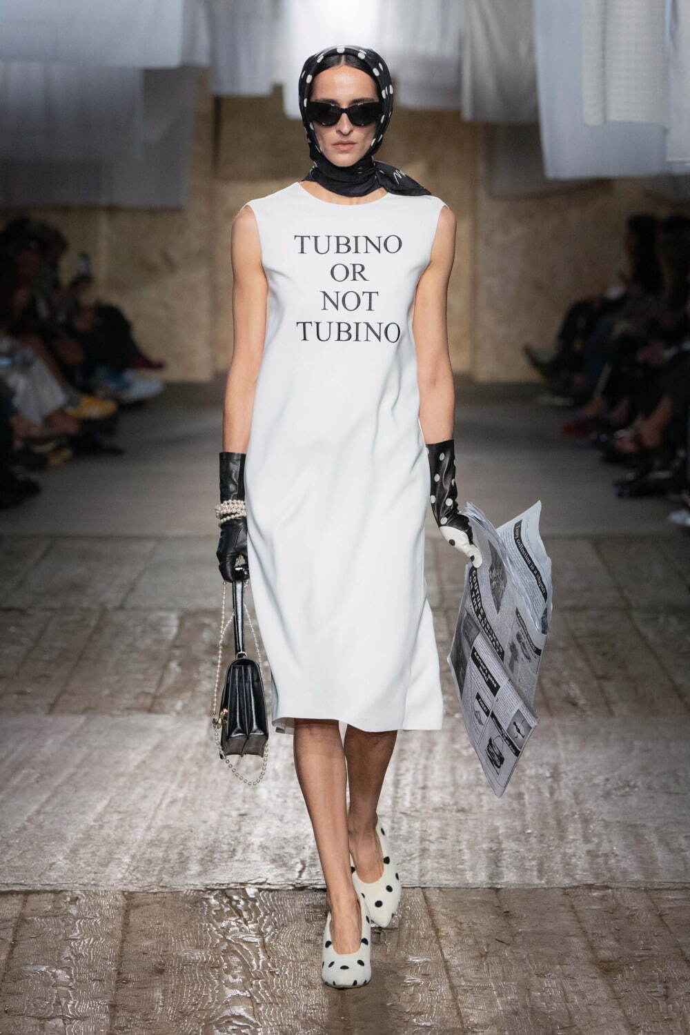 モスキーノ 2025年春夏コレクション - 服やアイデアで遊ぶ｜写真46