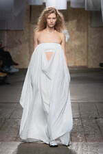 モスキーノ 2025年春夏コレクション - 服やアイデアで遊ぶ｜写真2