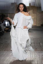 モスキーノ 2025年春夏コレクション - 服やアイデアで遊ぶ｜写真3