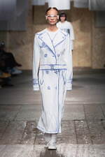 モスキーノ 2025年春夏コレクション - 服やアイデアで遊ぶ｜写真9