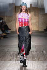 モスキーノ 2025年春夏コレクション - 服やアイデアで遊ぶ｜写真12