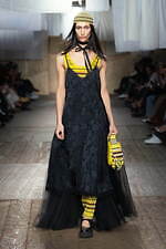 モスキーノ 2025年春夏コレクション - 服やアイデアで遊ぶ｜写真20