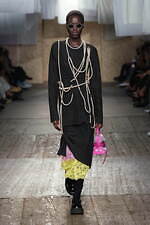 モスキーノ 2025年春夏コレクション - 服やアイデアで遊ぶ｜写真21