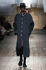 モスキーノ 2025年春夏コレクション - 服やアイデアで遊ぶ｜写真26