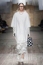 モスキーノ 2025年春夏コレクション - 服やアイデアで遊ぶ｜写真31