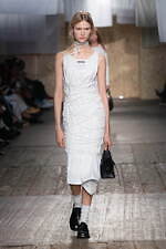 モスキーノ 2025年春夏コレクション - 服やアイデアで遊ぶ｜写真35