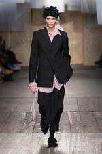 モスキーノ 2025年春夏コレクション - 服やアイデアで遊ぶ｜写真39