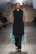 モスキーノ 2025年春夏コレクション - 服やアイデアで遊ぶ｜写真43