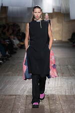 モスキーノ 2025年春夏コレクション - 服やアイデアで遊ぶ｜写真44