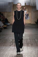 モスキーノ 2025年春夏コレクション - 服やアイデアで遊ぶ｜写真45