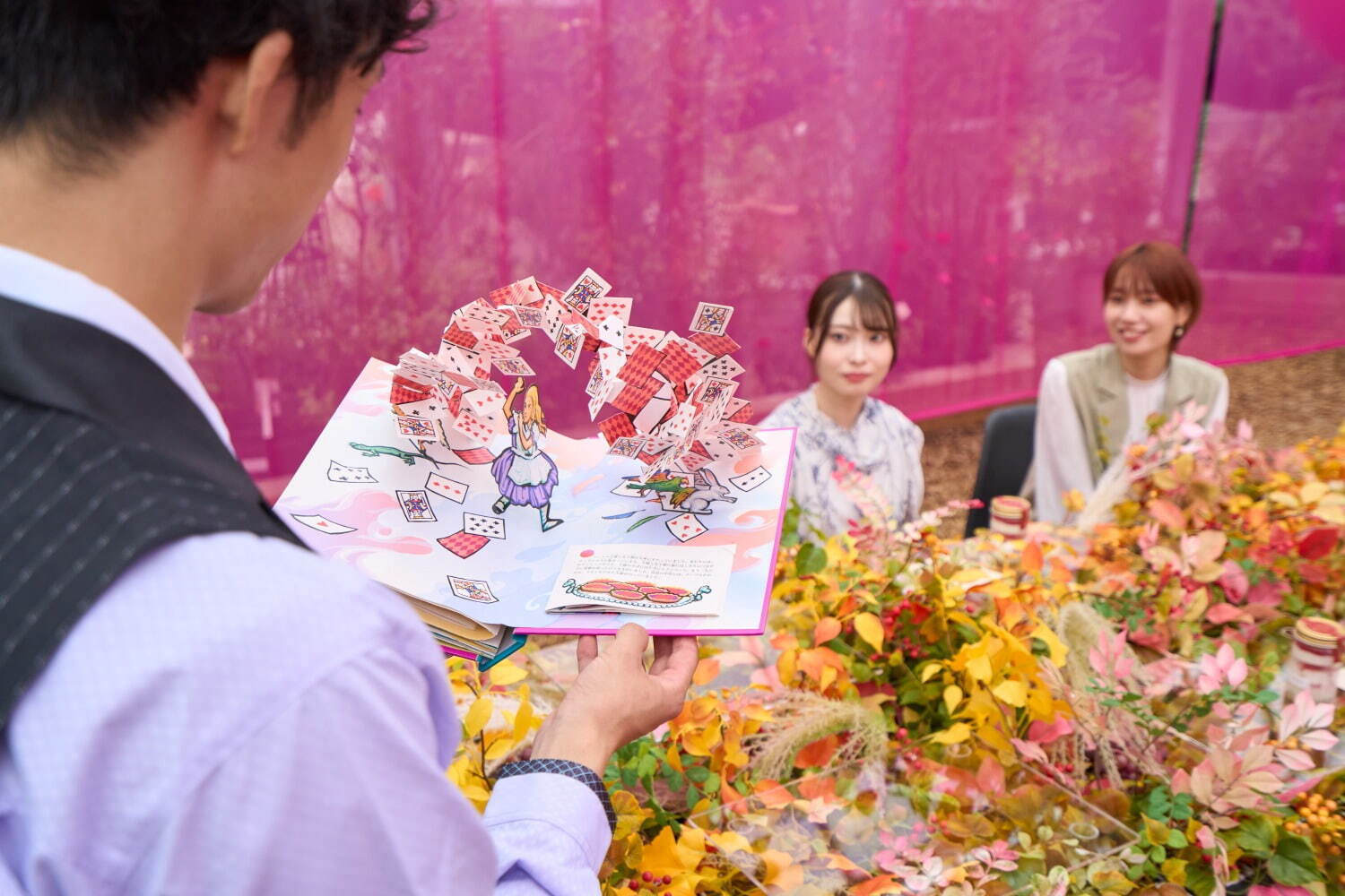千葉・京成バラ園で「不思議の国のアリス」テーマの秋イベント、香り高い秋バラが開花｜写真44