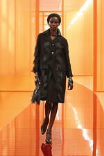 グッチ 2025年春夏ウィメンズコレクション - カジュアルとドレスアップを交差させて｜写真23