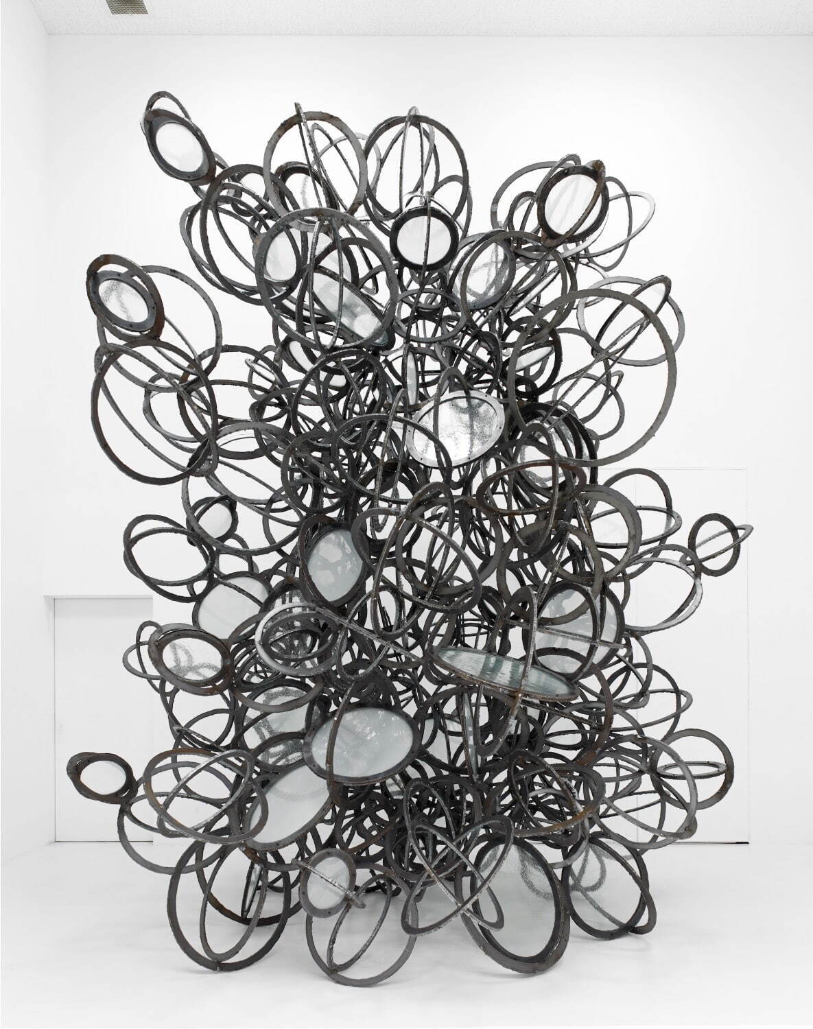 青木野枝 《微塵》 2020年 gallery21yo-j(東京)展示風景
©Noe Aoki, courtesy of ANOMALY
撮影：山本糾 画像提供：東京都庭園美術館