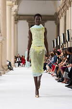 スポーツマックス 2025年春夏コレクション - ミニマルデザインに浮かぶ女性美｜写真23