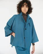 132 5. イッセイ ミヤケ、“折り構造×幾何学模様”のワンピースや袖を外せる中綿コート｜写真9