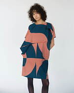 132 5. イッセイ ミヤケ、“折り構造×幾何学模様”のワンピースや袖を外せる中綿コート｜写真1