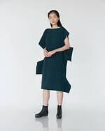 132 5. イッセイ ミヤケ、“折り構造×幾何学模様”のワンピースや袖を外せる中綿コート｜写真11