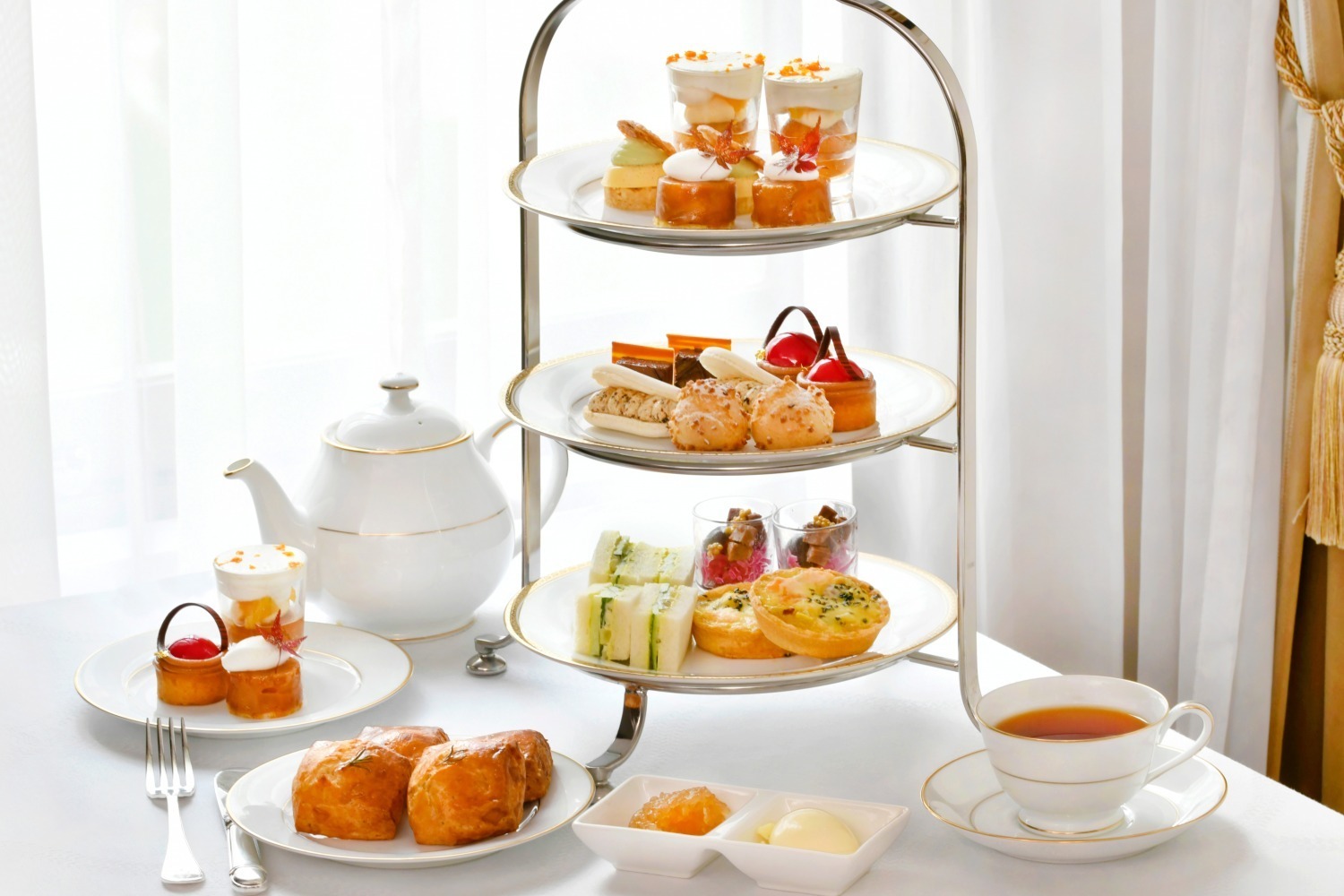 モンブラン｜ホテルニューグランド深まる秋のアフタヌーンティー、カシスモンブランやさつま芋のグラタン風キッシュなど