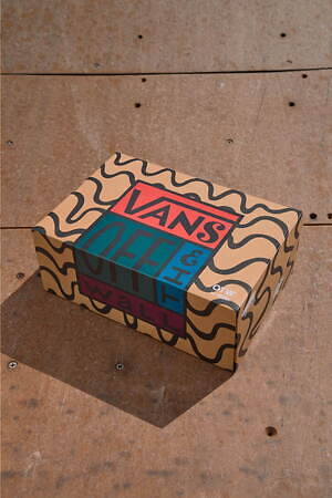 VANSスニーカー「ハーフキャブ」うねる“カラフル”曲線のスエード
