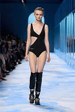 ディオール 2025年春夏ウィメンズコレクション - ファッションの原点、服と身体の関係性を追求｜写真2