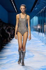 ディオール 2025年春夏ウィメンズコレクション - ファッションの原点、服と身体の関係性を追求｜写真15