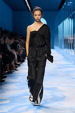 ディオール 2025年春夏ウィメンズコレクション - ファッションの原点、服と身体の関係性を追求｜写真22