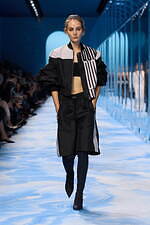 ディオール 2025年春夏ウィメンズコレクション - ファッションの原点、服と身体の関係性を追求｜写真26