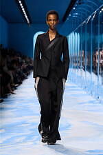 ディオール 2025年春夏ウィメンズコレクション - ファッションの原点、服と身体の関係性を追求｜写真28