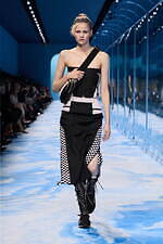 ディオール 2025年春夏ウィメンズコレクション - ファッションの原点、服と身体の関係性を追求｜写真31