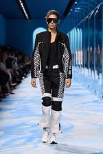 ディオール 2025年春夏ウィメンズコレクション - ファッションの原点、服と身体の関係性を追求｜写真32