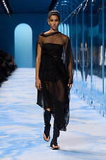 ディオール 2025年春夏ウィメンズコレクション - ファッションの原点、服と身体の関係性を追求｜写真34