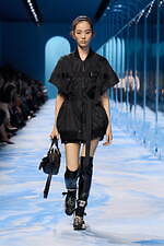 ディオール 2025年春夏ウィメンズコレクション - ファッションの原点、服と身体の関係性を追求｜写真42