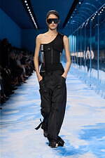 ディオール 2025年春夏ウィメンズコレクション - ファッションの原点、服と身体の関係性を追求｜写真43