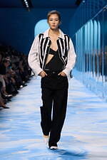 ディオール 2025年春夏ウィメンズコレクション - ファッションの原点、服と身体の関係性を追求｜写真45