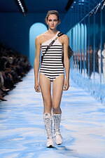 ディオール 2025年春夏ウィメンズコレクション - ファッションの原点、服と身体の関係性を追求｜写真54