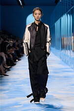 ディオール 2025年春夏ウィメンズコレクション - ファッションの原点、服と身体の関係性を追求｜写真61