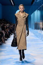 ディオール 2025年春夏ウィメンズコレクション - ファッションの原点、服と身体の関係性を追求｜写真62