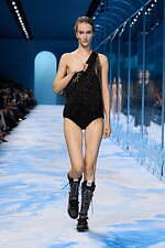 ディオール 2025年春夏ウィメンズコレクション - ファッションの原点、服と身体の関係性を追求｜写真73