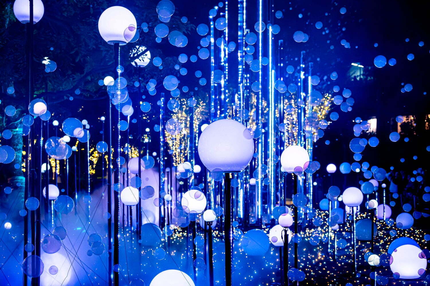 クリスマス｜東京ミッドタウンの24年イルミネーション、シャボン玉＆雪のふんわり舞う演出や幻想的な光