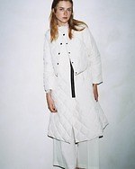 「レディースダウンジャケット2024」高級ダウンブランドのきれいめアウターや“暖かい”高機能コート｜写真13