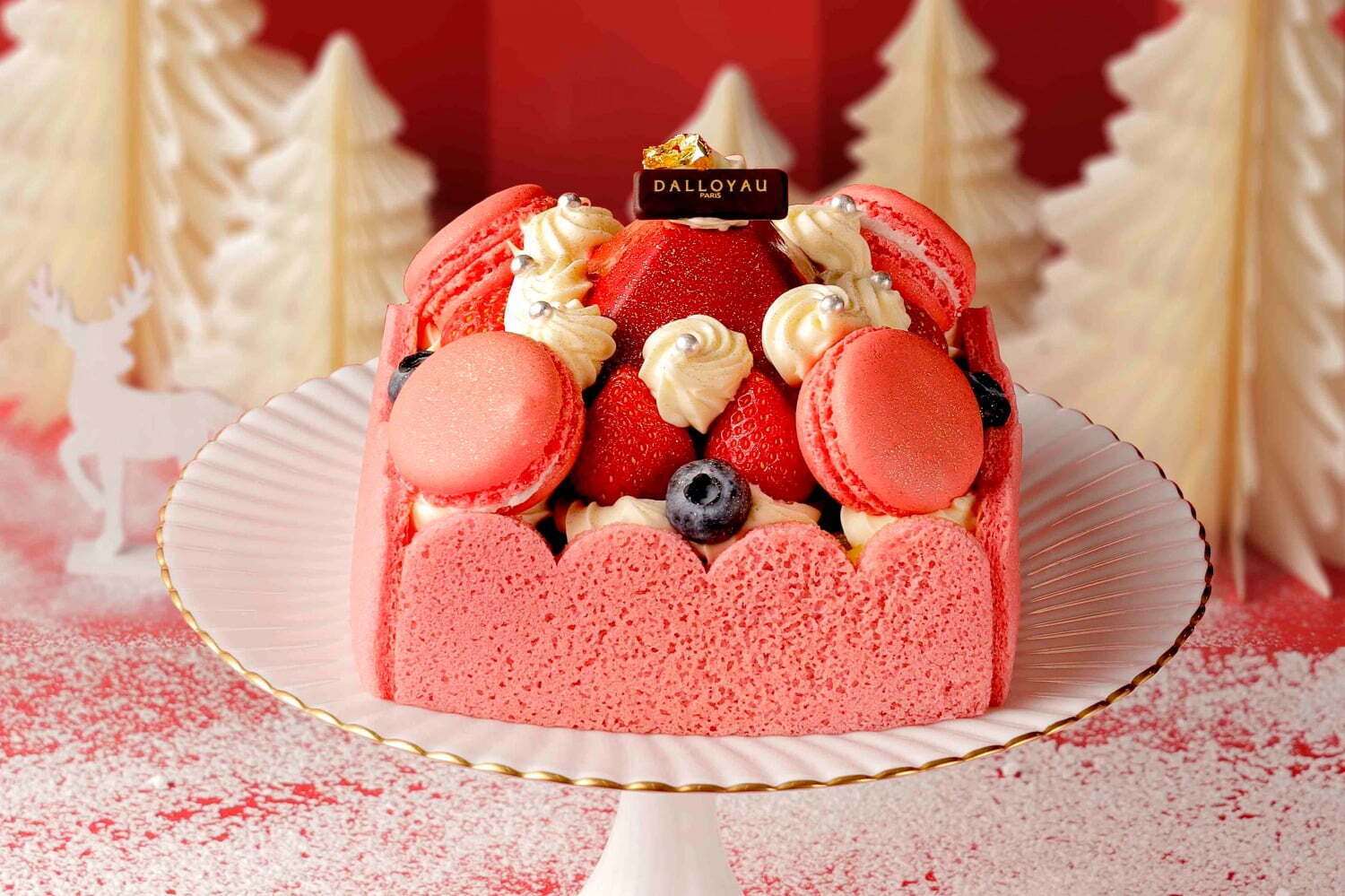 ビスキュイ｜東武池袋の24年クリスマス、“苺の城”マカロンのせケーキや“メリーゴーランド”のようなケーキ