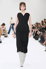 アクネ ストゥディオズ2025年春夏ウィメンズコレクション - 歪められた家庭の情景｜写真13