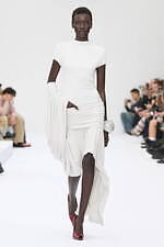 アクネ ストゥディオズ2025年春夏ウィメンズコレクション - 歪められた家庭の情景｜写真16