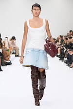 アクネ ストゥディオズ2025年春夏ウィメンズコレクション - 歪められた家庭の情景｜写真18