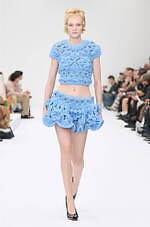 アクネ ストゥディオズ2025年春夏ウィメンズコレクション - 歪められた家庭の情景｜写真26